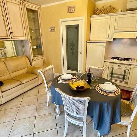 Doctor House Desenzano Apartment Desenzano del Garda Bagian luar foto