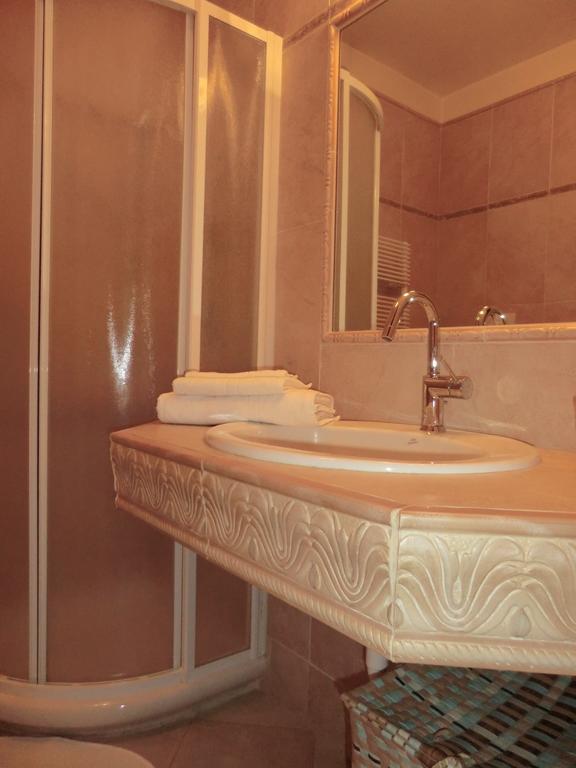 Doctor House Desenzano Apartment Desenzano del Garda Bagian luar foto